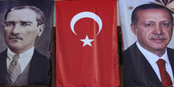 Drei Banner hängen nebeneinander, auf einem ist der türkische Staatsgründer Atatürk zu sehen, auf einem Erdogan, in der Mitte die türkische Flagge