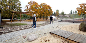 Zwei Männer laufen über einen neuen Spielplatz im Kreuzberger Görlitzer Park