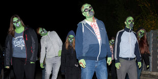 Zombies laufen zombiemäßig durch die Gegend