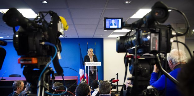 Auf Marine Le Pen gerichtete TV-Kameras