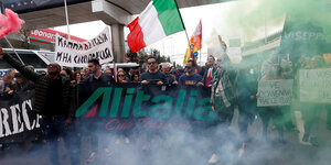 Streikende Alitalia-Mitarbeiter am 5. April auf dem Gelände des Flughafens in Rom