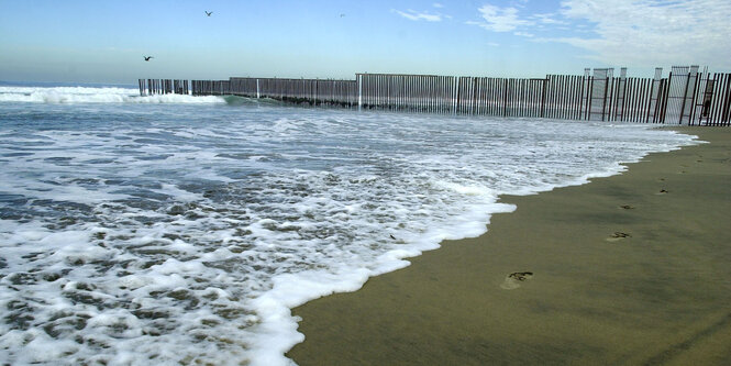 Ein Grenzzaun im Meer