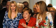 Angela Merkel steht im schicken roten Blazer zwischen Ivanka Trump und Königin Maxima