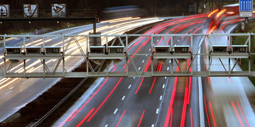 Autobahn mit verschwommenen Lichtern