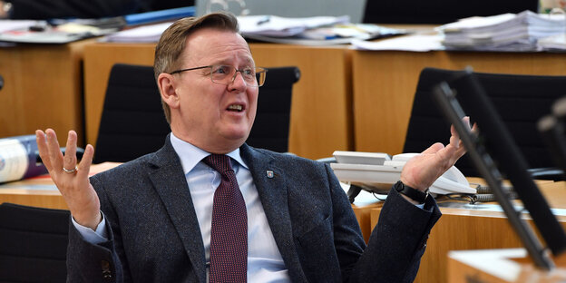Bodo Ramelow sitzt im Thüringer Landtag und zeigt Unverständnis