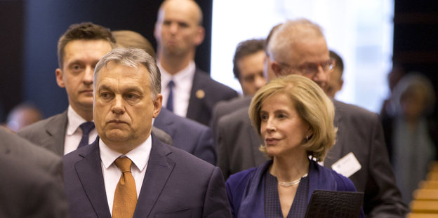Foto des ungarischen Premierministers Viktor Orban (Mitte) bei seiner Ankunft zur Plenarsitzung des Europa-Parlaments in Brüssel am Mittwoch