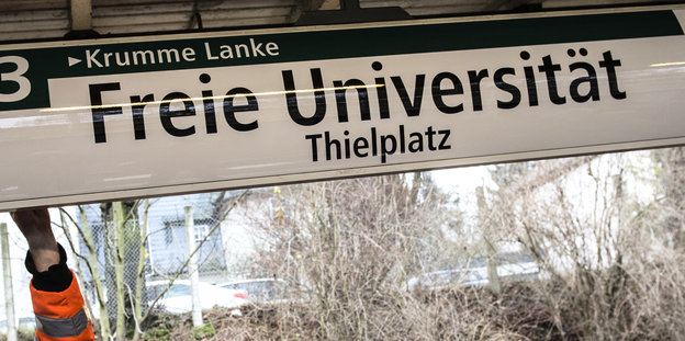 Ein Schild am U-Bahnhof mit der Aufschrift "Freie Universität"