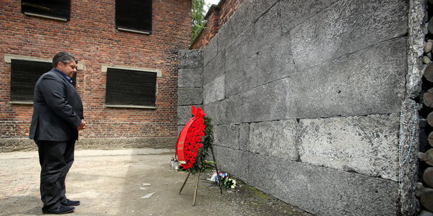 Sigmar Gabriel vor einer Wand im KZ Auschwitz
