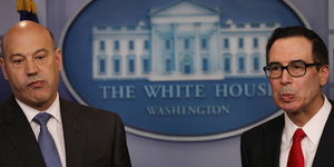 Zwei Männer vor dem Logo des Weißen Hauses