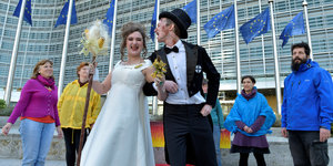 Ein als Zombies verkleidetes Brautpaar vor dem Gebäude der EU-Kommission