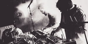 DJ Flumroc und DJ M T Dancefloor vor ihren Synthesizern