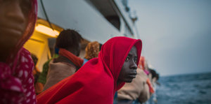 Flüchtlinge auf einem Rettungsschiff vor der libyschen Küste