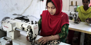 Zwei Frauen an Nähmaschinen in Bangladesch.