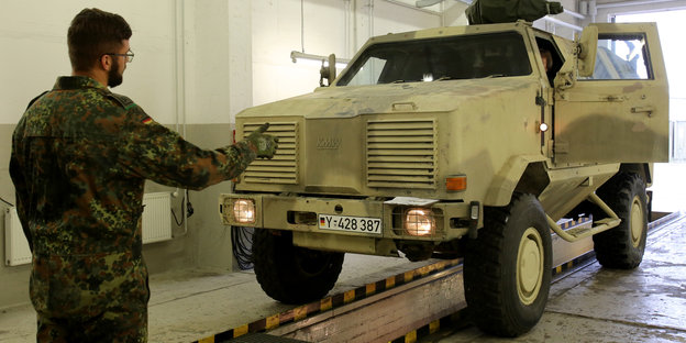 Ein gepanzerter Truppentransporter „Dingo“ in einem Bundeswehr-Depot