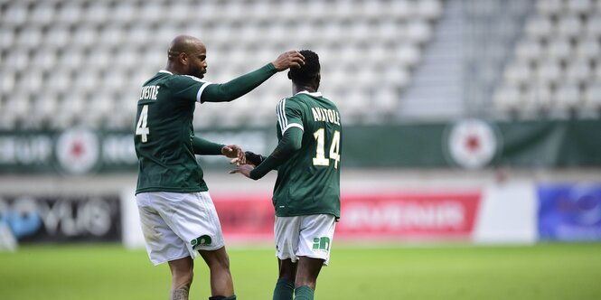 Zwei Spieler von Red Star auf dem Fußballplatz