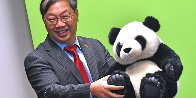 Chinas Botschafter mit Stoffpanda