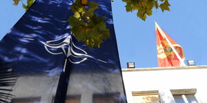Eine Nato-Flagge weht neben einer montenigrischen Fahne