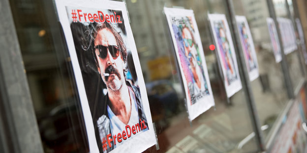 Poster mit dem Gesicht von Deniz Yücel Poster mit dem Gesicht von Deniz Yücel