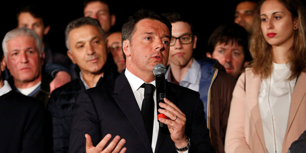 Matteo Renzi spricht in ein Mikrofon