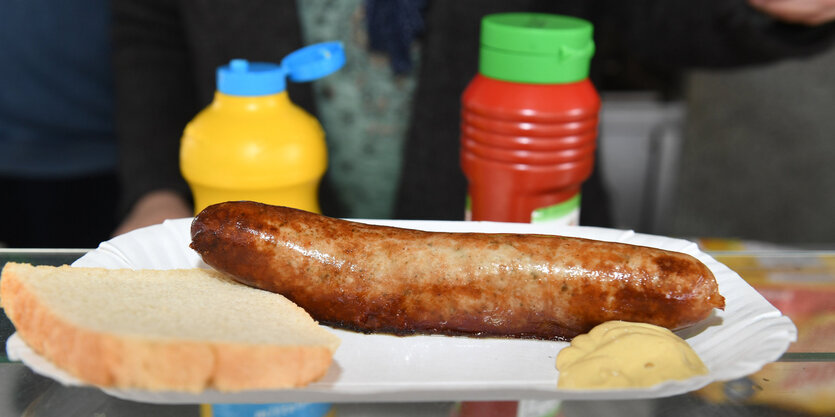 Bratwurst, flankiert von Senf und Ketschup