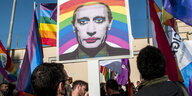 Demonstranten in Rom tragen ein Porträt von Wladimir Putin in Regenbogenfarben