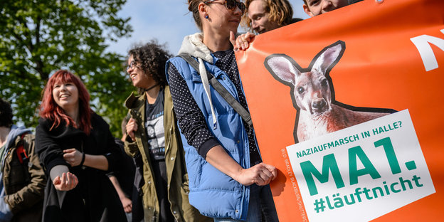 DemonstrantInnen halten ein Transparent gegen eine Nazi-Aufmarsch in Halle
