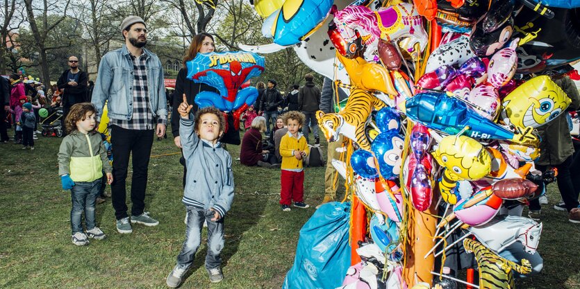 Kinder stehen vor Luftballons