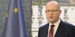 Sobotka spricht zu Journalisten auf einer Pressekonferenz