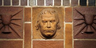 Ein Relief von Martin Luther in der im NS erbauten Martin-Luther-Gedächtniskirche