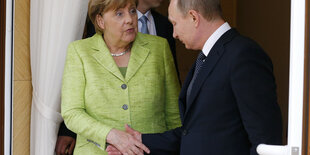 Merkel und Putin reichen sich die Hand