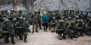 Ursula von der Leyen und viele Soldaten