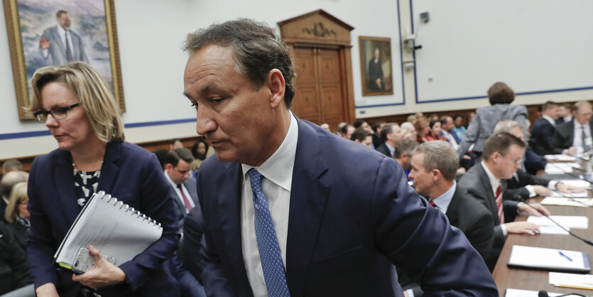 United Airlines Chef Oscar Munoz beim US-Kongress