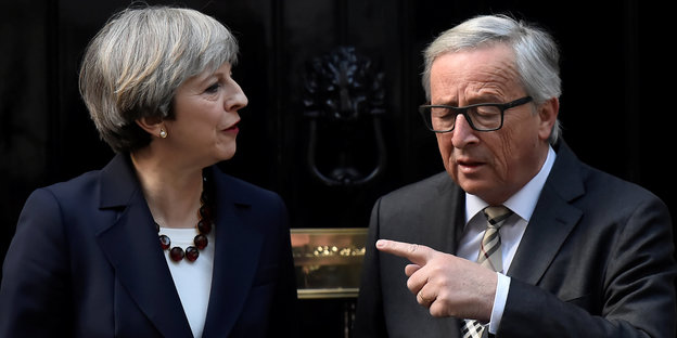Juncker zeigt mit dem Zeigefinger auf May