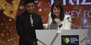 Maggie MacDonnell an einem Rednerpult