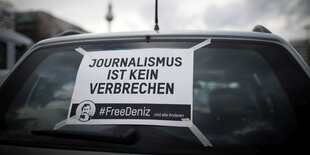 Eine Autoscheibe mit einem "Free Deniz"-Plakat