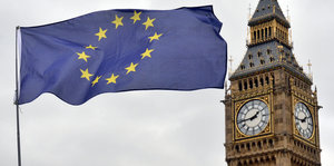 EU-Flagge weht neben dem Big Ben in London