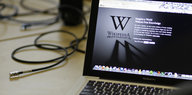 Ein Laptop mit einem Wikipedia-Logo und dem Text "Imagine a world without free knowledge" auf dem Bildschirm