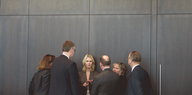 Bundesfamilienministerin Manuela Schwesig steht mit mehreren Personen vor einer Betonwand