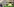 Ein Mitarbeiter von AmazonFresh scannt im Depot in Berlin Produkte