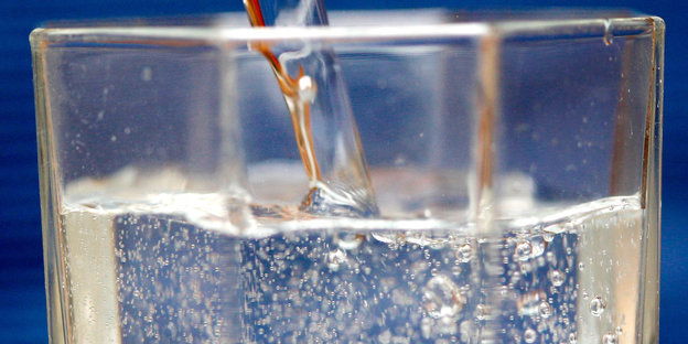 Mineralwasser wird ins Glas gegossen