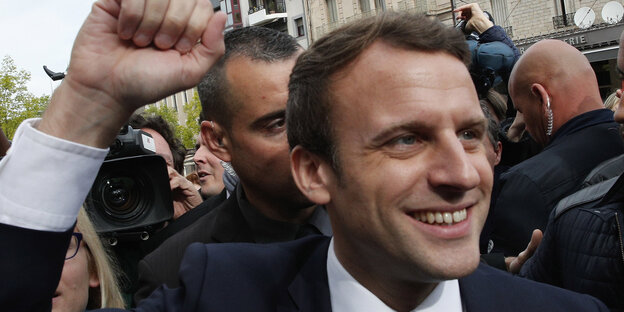 Ein Mann mit erhobener Faust, Emmanuel Macron