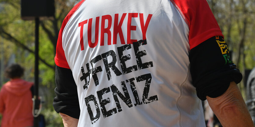 T-Shirt-Rücken mit Aufschrift "Turkey Free Deniz"