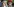 Ursula von der Leyen blickt zu einem Mann in Tarn-Uniform und Mütze