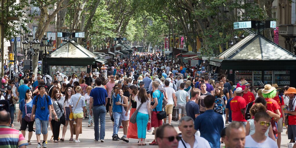 Vollgestopfte Touristenmeile in Barcelona