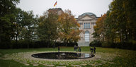 Eine kleine angelegte Wasserfläche vor dem Bundestag
