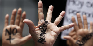 Hände, auf denen "no repression" steht