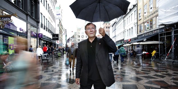 Jan Gehl mit Schirm in der Innenstadt von Kopenhagen