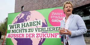 Sylvia Löhrmann steht vor einem Wahlplakat der Grünen mit der Aufschrift „Wir haben nichts zu verlieren... außer der Zukunft“