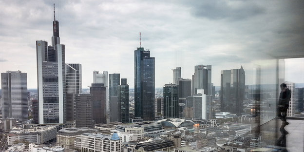 Die Skyline der Banken erhebt sich grau über Frankfurt am Main