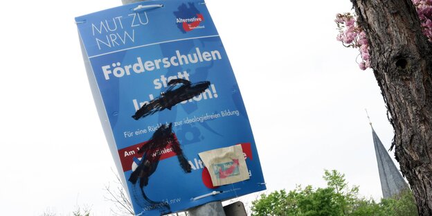 Beschmiertes AfD-Plakat in Köln